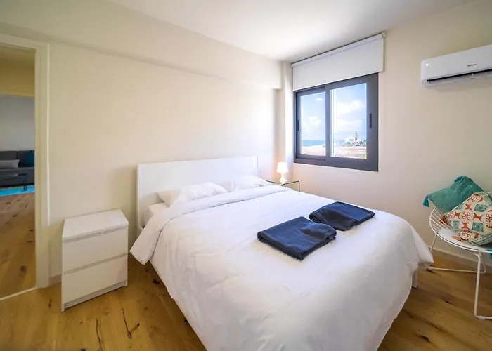 Lighthouse Apartment By The Sea